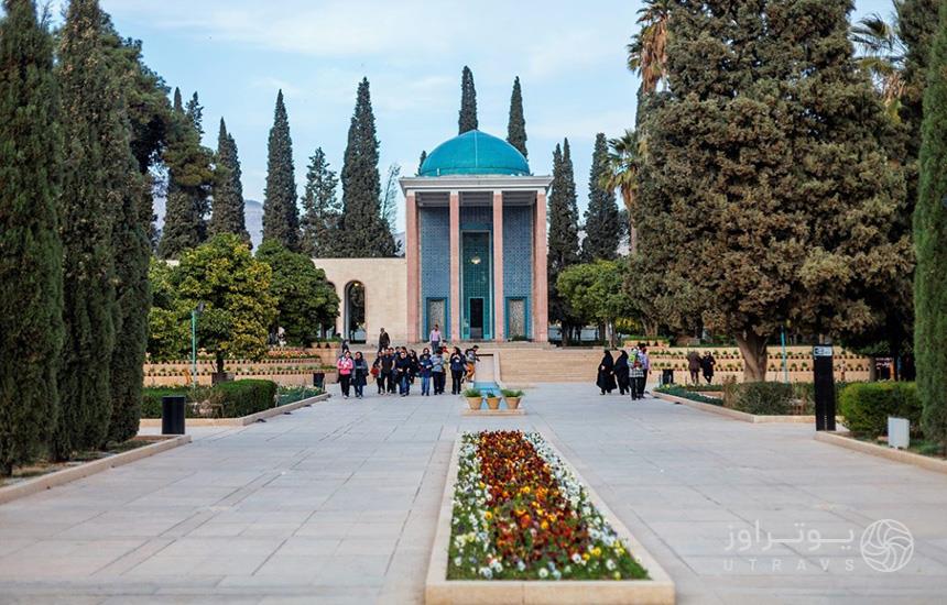 تصویری از «سعدیه» شیراز که بنای آبی‌‌رنگ آرامگاه سعدی و جمعیت بازدیدکنندگان را درمقابلش نشان می‌دهد. 